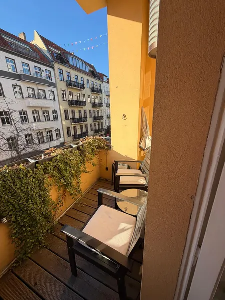Stilvolle Altbauwohnung mit Balkon & hochwertiger Designküche in Berlin-Friedrichshain — photo 1